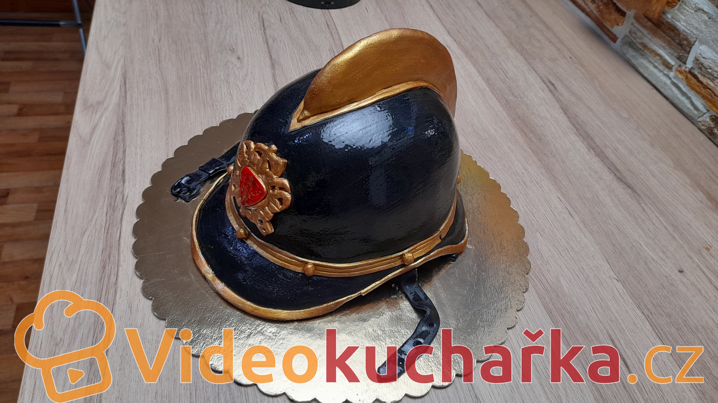 Medovník – dort hasičská helma