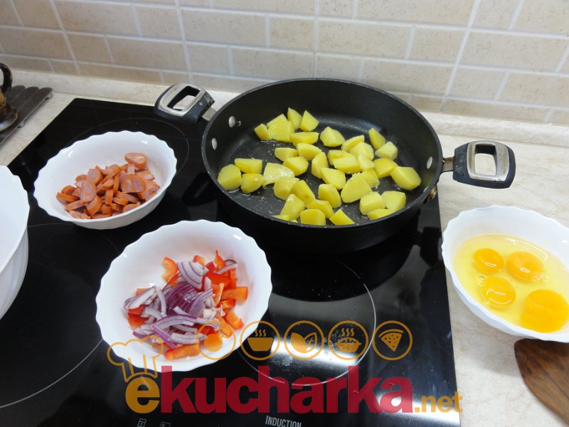 Vaječná omeleta s brambory, zeleninou a klobásou