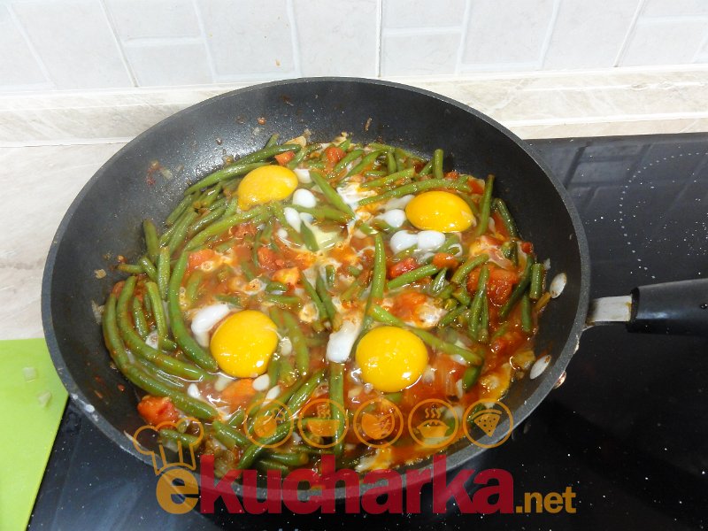 Zelené fazolové lusky s vejci a rajčaty 