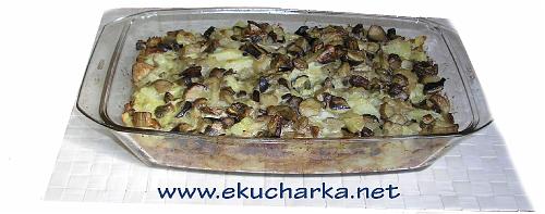 Zapečené brambory s houbami a zakysanou smetanou