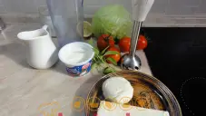 Ledový salát s rajčaty a sýry